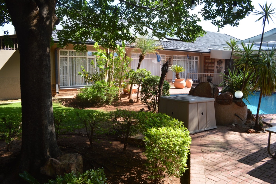 8 Bedroom Property for Sale in Flamwood North West